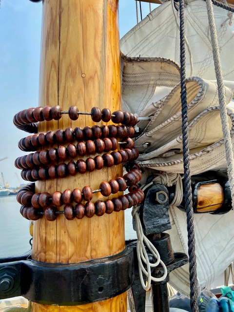 Sail on the mast with wooden beads